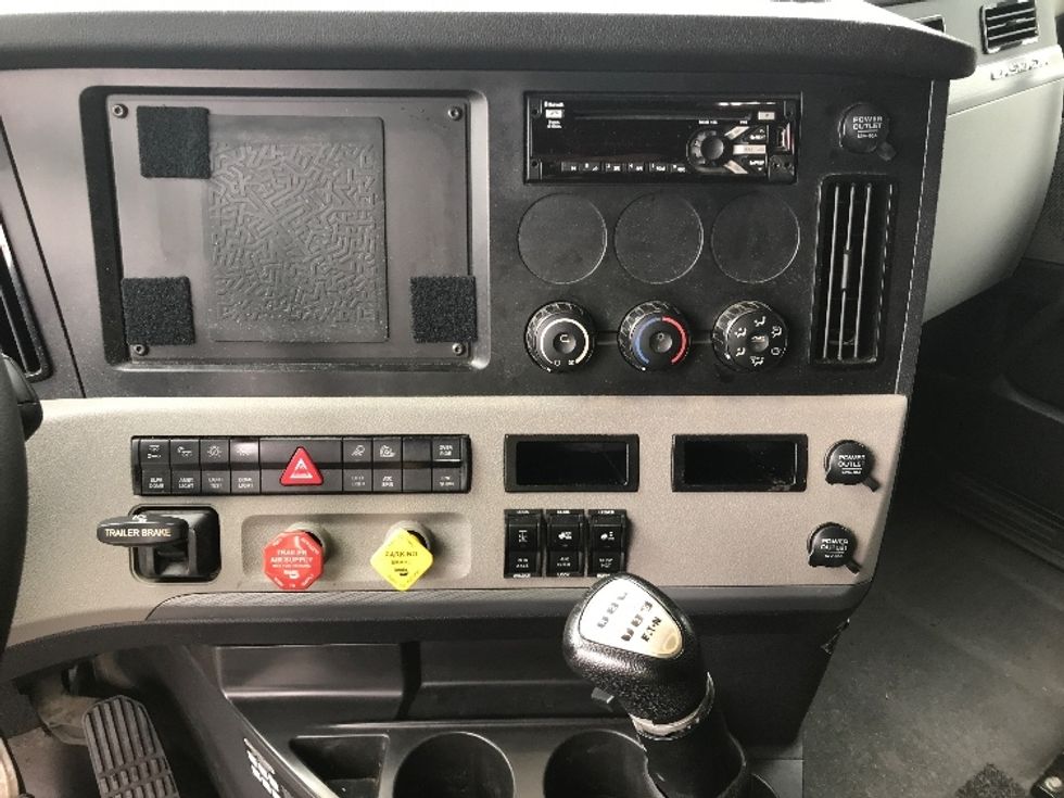 Sleeper Tractor-Heavy Duty Tractors-Freightliner-2021-T12664ST-Charlotte-NC-468,863\n\t\tmiles-$ 63,500 - Image 12