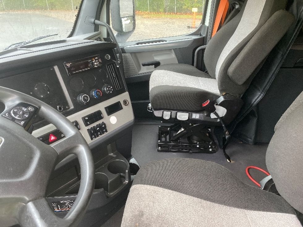 Sleeper Tractor-Heavy Duty Tractors-Freightliner-2021-T12664ST-Charlotte-NC-492,978\n\t\tmiles-$ 66,000 - Image 12