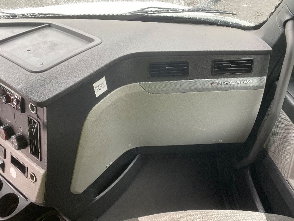 Sleeper Tractor-Heavy Duty Tractors-Freightliner-2021-T12664ST-Charlotte-NC-492,978\n\t\tmiles-$ 66,000 - Image 13