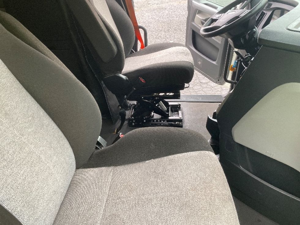 Sleeper Tractor-Heavy Duty Tractors-Freightliner-2021-T12664ST-Charlotte-NC-492,978\n\t\tmiles-$ 66,000 - Image 14