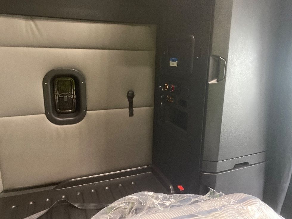 Sleeper Tractor-Heavy Duty Tractors-Freightliner-2021-T12664ST-Charlotte-NC-492,978\n\t\tmiles-$ 66,000 - Image 17