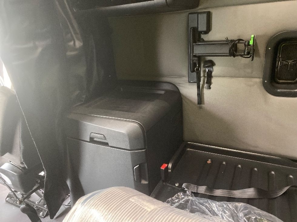 Sleeper Tractor-Heavy Duty Tractors-Freightliner-2021-T12664ST-Charlotte-NC-492,978\n\t\tmiles-$ 66,000 - Image 18