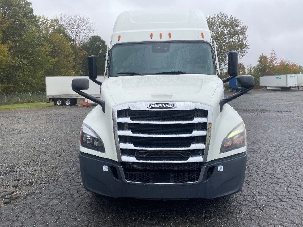 Sleeper Tractor-Heavy Duty Tractors-Freightliner-2021-T12664ST-Charlotte-NC-492,978\n\t\tmiles-$ 66,000 - Image 2
