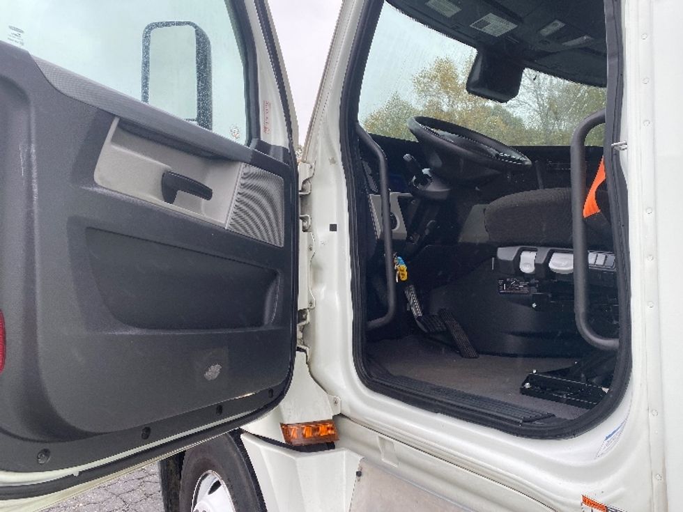 Sleeper Tractor-Heavy Duty Tractors-Freightliner-2021-T12664ST-Charlotte-NC-492,978\n\t\tmiles-$ 66,000 - Image 9