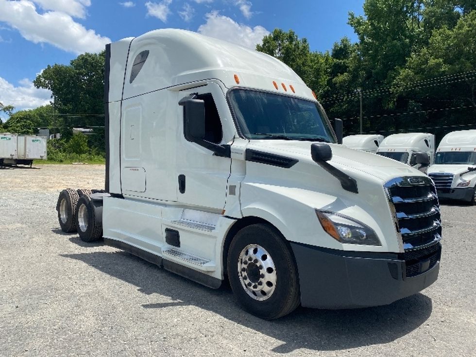 Sleeper Tractor-Heavy Duty Tractors-Freightliner-2021-T12664ST-Charlotte-NC-500,212\n\t\tmiles-$ 67,250 - Image 1