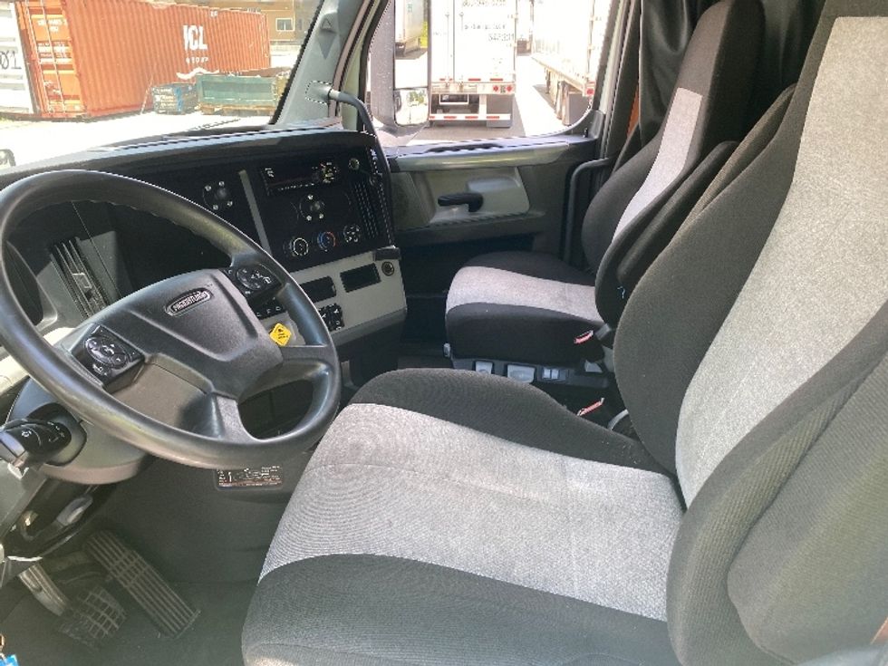 Sleeper Tractor-Heavy Duty Tractors-Freightliner-2021-T12664ST-Charlotte-NC-500,212\n\t\tmiles-$ 67,250 - Image 10