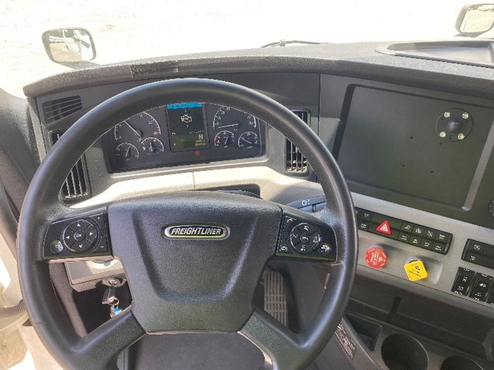 Sleeper Tractor-Heavy Duty Tractors-Freightliner-2021-T12664ST-Charlotte-NC-500,212\n\t\tmiles-$ 67,250 - Image 11