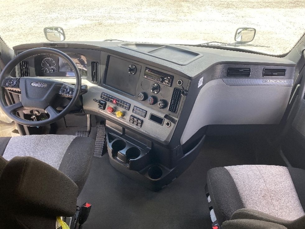 Sleeper Tractor-Heavy Duty Tractors-Freightliner-2021-T12664ST-Charlotte-NC-500,212\n\t\tmiles-$ 67,250 - Image 12