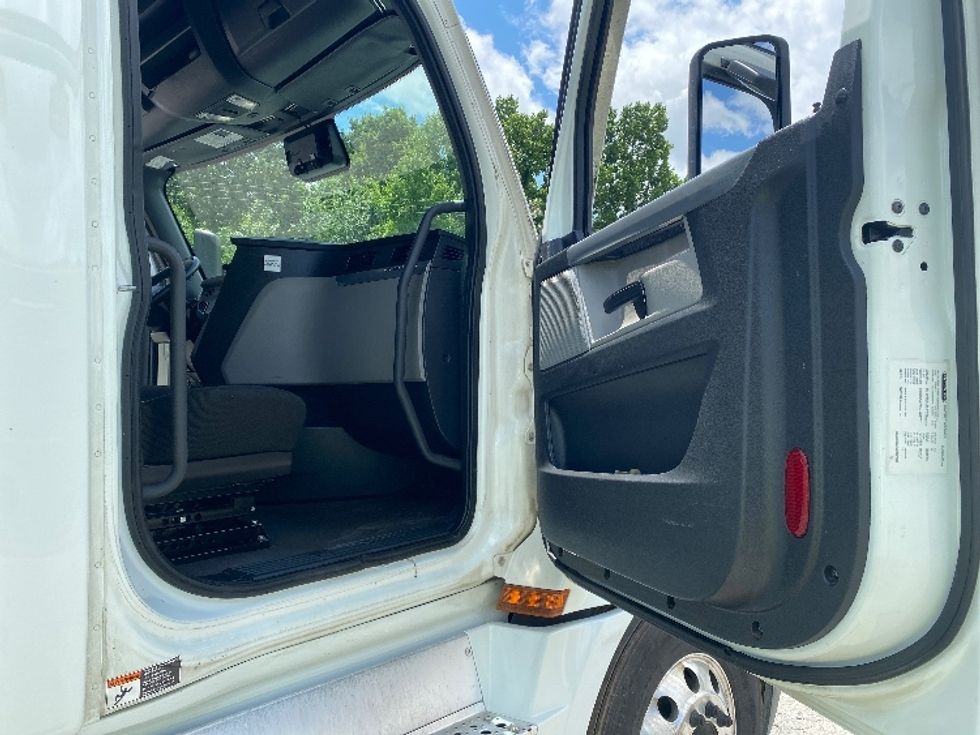 Sleeper Tractor-Heavy Duty Tractors-Freightliner-2021-T12664ST-Charlotte-NC-500,212\n\t\tmiles-$ 67,250 - Image 13