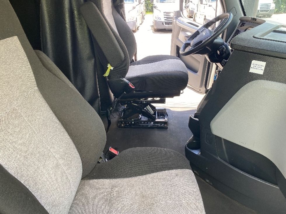 Sleeper Tractor-Heavy Duty Tractors-Freightliner-2021-T12664ST-Charlotte-NC-500,212\n\t\tmiles-$ 67,250 - Image 15