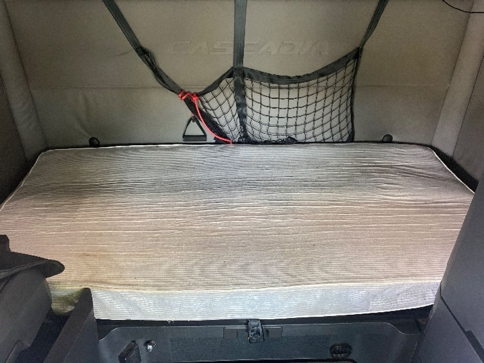 Sleeper Tractor-Heavy Duty Tractors-Freightliner-2021-T12664ST-Charlotte-NC-500,212\n\t\tmiles-$ 67,250 - Image 16