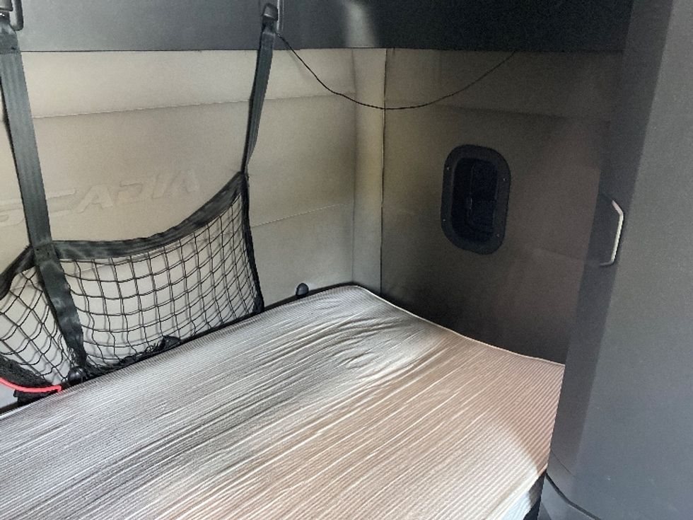 Sleeper Tractor-Heavy Duty Tractors-Freightliner-2021-T12664ST-Charlotte-NC-500,212\n\t\tmiles-$ 67,250 - Image 17