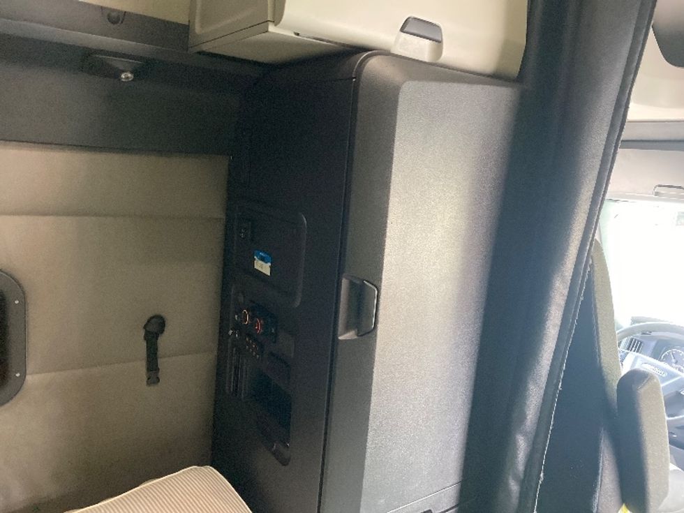 Sleeper Tractor-Heavy Duty Tractors-Freightliner-2021-T12664ST-Charlotte-NC-500,212\n\t\tmiles-$ 67,250 - Image 19