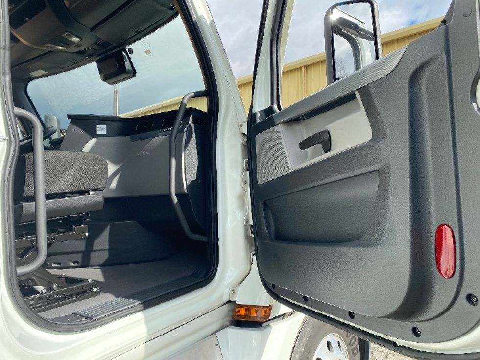 Sleeper Tractor-Heavy Duty Tractors-Freightliner-2021-T12664ST-Charlotte-NC-500,749\n\t\tmiles-$ 62,500 - Image 13