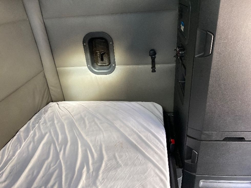 Sleeper Tractor-Heavy Duty Tractors-Freightliner-2021-T12664ST-Charlotte-NC-500,749\n\t\tmiles-$ 62,500 - Image 18