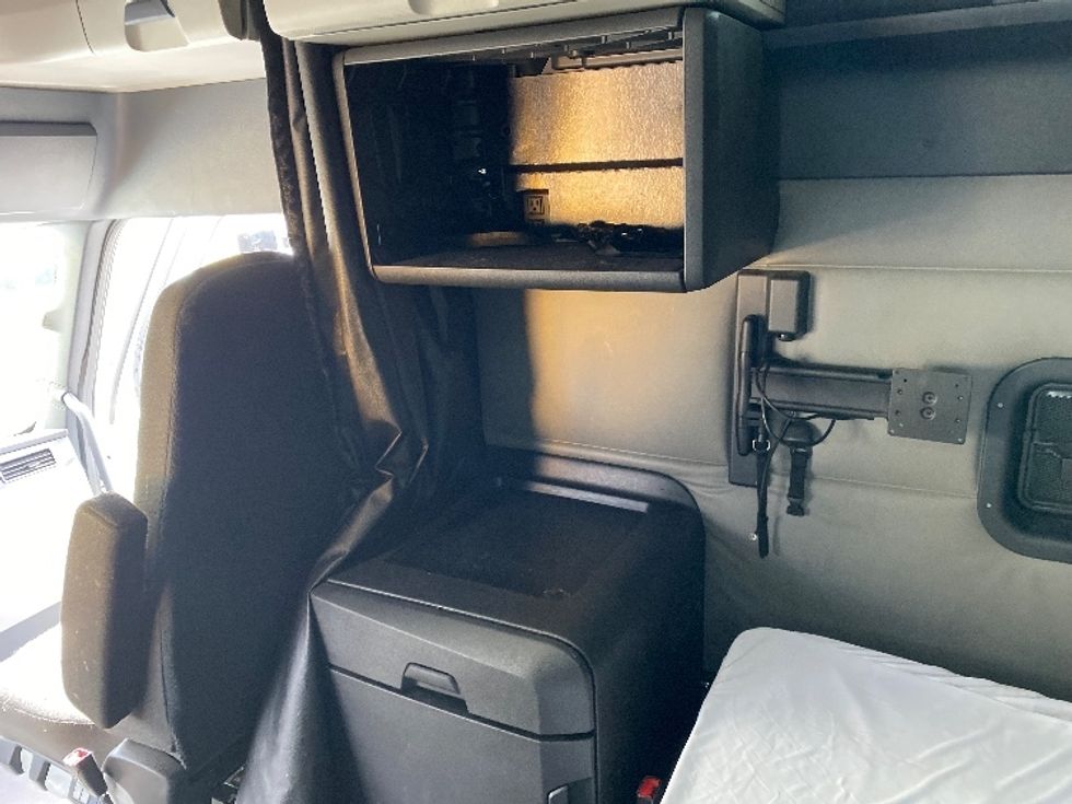 Sleeper Tractor-Heavy Duty Tractors-Freightliner-2021-T12664ST-Charlotte-NC-500,749\n\t\tmiles-$ 62,500 - Image 19