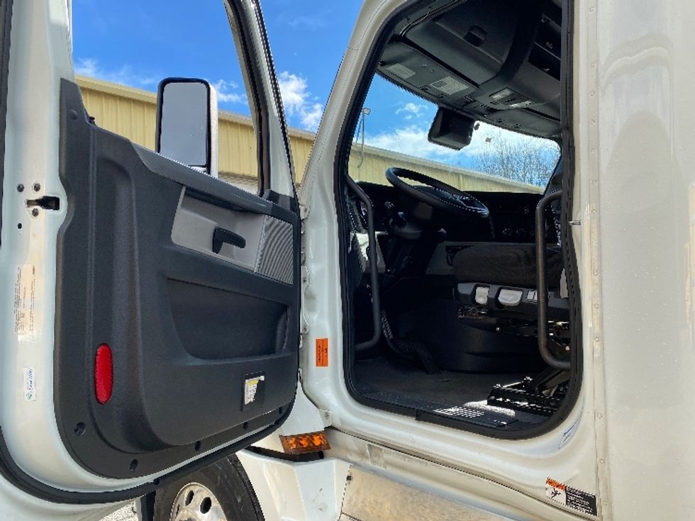 Sleeper Tractor-Heavy Duty Tractors-Freightliner-2021-T12664ST-Charlotte-NC-500,749\n\t\tmiles-$ 62,500 - Image 9