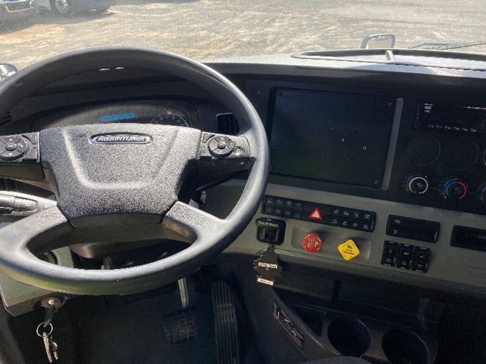 Sleeper Tractor-Heavy Duty Tractors-Freightliner-2021-T12664ST-Charlotte-NC-508,120\n\t\tmiles-$ 64,750 - Image 11