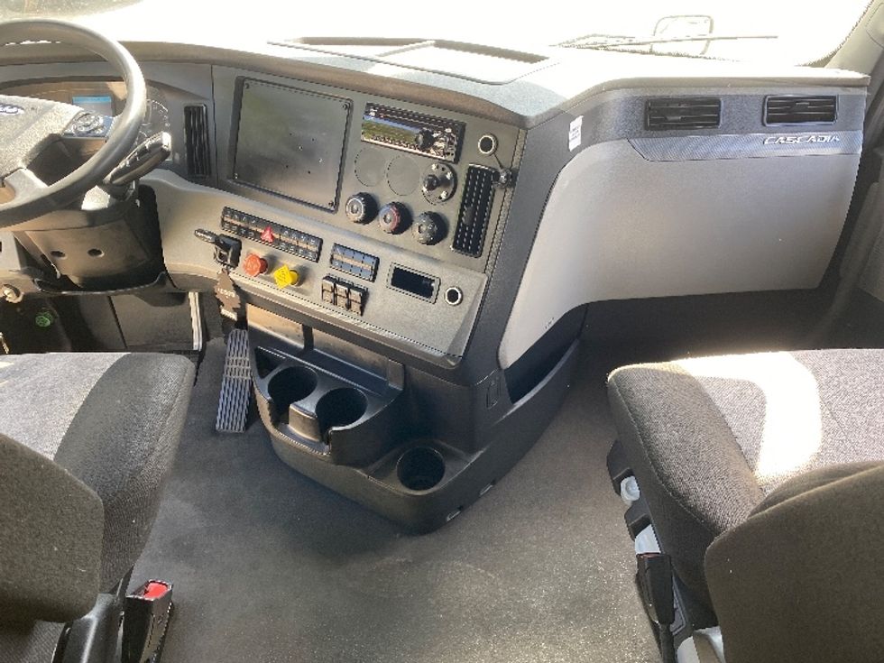 Sleeper Tractor-Heavy Duty Tractors-Freightliner-2021-T12664ST-Charlotte-NC-508,120\n\t\tmiles-$ 64,750 - Image 12