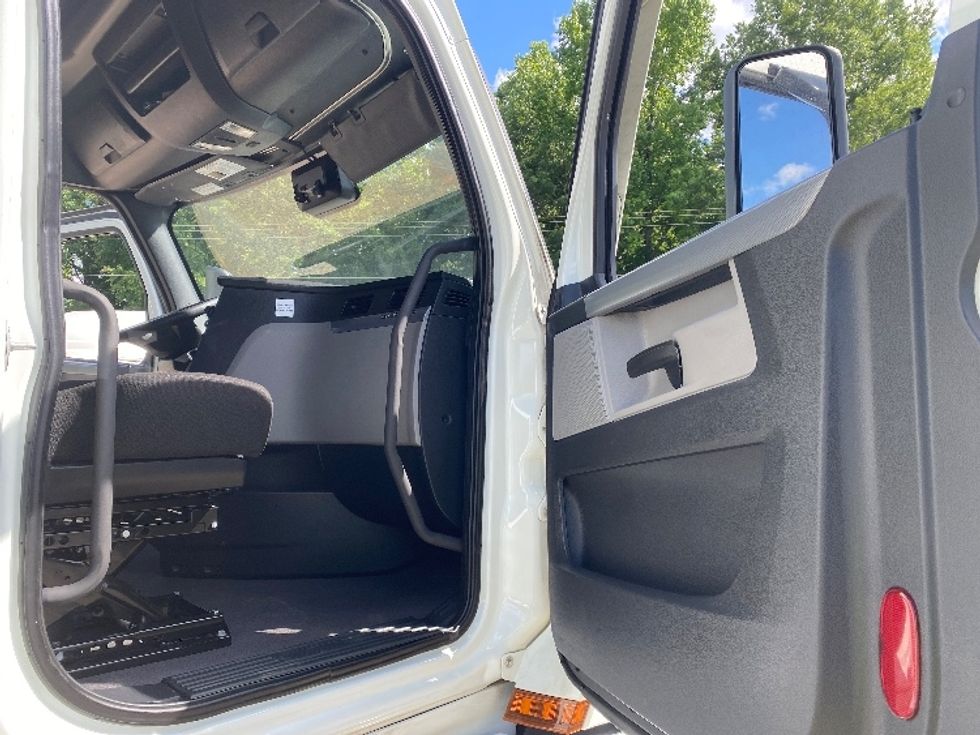 Sleeper Tractor-Heavy Duty Tractors-Freightliner-2021-T12664ST-Charlotte-NC-508,120\n\t\tmiles-$ 64,750 - Image 13