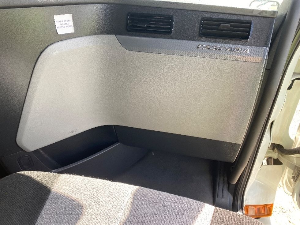 Sleeper Tractor-Heavy Duty Tractors-Freightliner-2021-T12664ST-Charlotte-NC-508,120\n\t\tmiles-$ 64,750 - Image 14