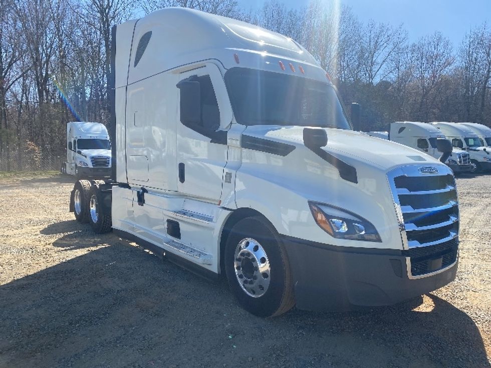 Sleeper Tractor-Heavy Duty Tractors-Freightliner-2021-T12664ST-Charlotte-NC-570,868\n\t\tmiles-$ 63,250 - Image 1