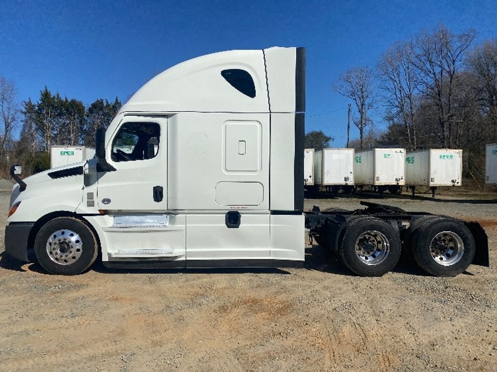 Sleeper Tractor-Heavy Duty Tractors-Freightliner-2021-T12664ST-Charlotte-NC-570,868\n\t\tmiles-$ 63,250 - Image 4