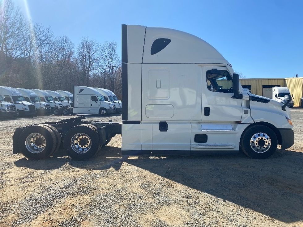 Sleeper Tractor-Heavy Duty Tractors-Freightliner-2021-T12664ST-Charlotte-NC-570,868\n\t\tmiles-$ 63,250 - Image 8