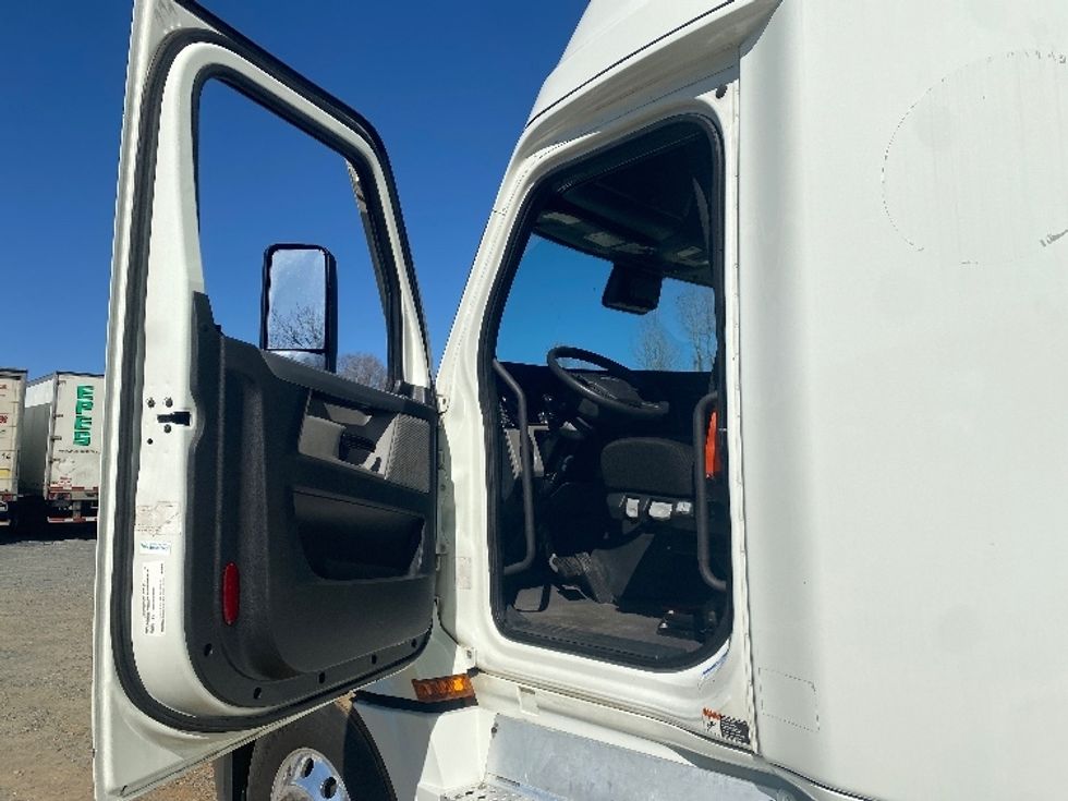 Sleeper Tractor-Heavy Duty Tractors-Freightliner-2021-T12664ST-Charlotte-NC-570,868\n\t\tmiles-$ 63,250 - Image 9