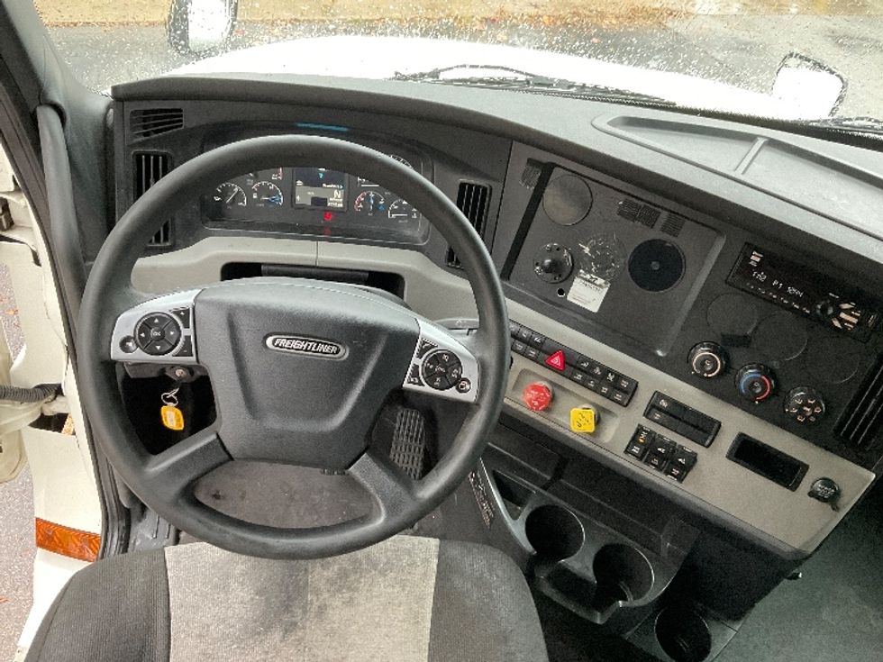 Sleeper Tractor-Heavy Duty Tractors-Freightliner-2021-T12664ST-Chattanooga-TN-514,000\n\t\tmiles-$ 61,000 - Image 11