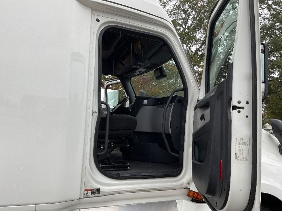 Sleeper Tractor-Heavy Duty Tractors-Freightliner-2021-T12664ST-Chattanooga-TN-514,000\n\t\tmiles-$ 61,000 - Image 13