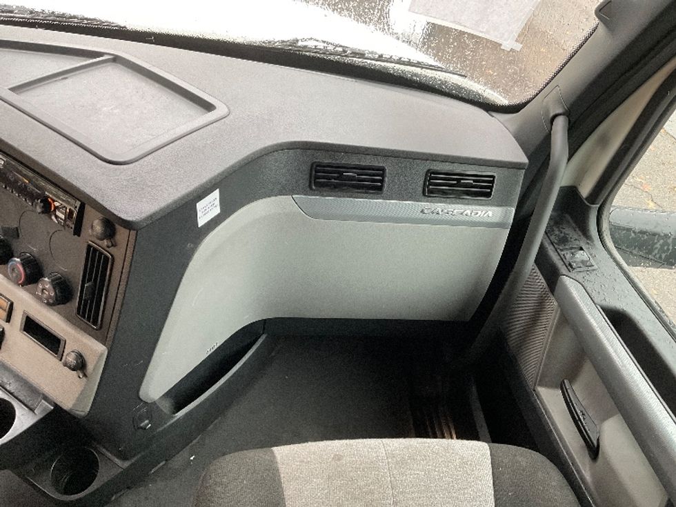 Sleeper Tractor-Heavy Duty Tractors-Freightliner-2021-T12664ST-Chattanooga-TN-514,000\n\t\tmiles-$ 61,000 - Image 14