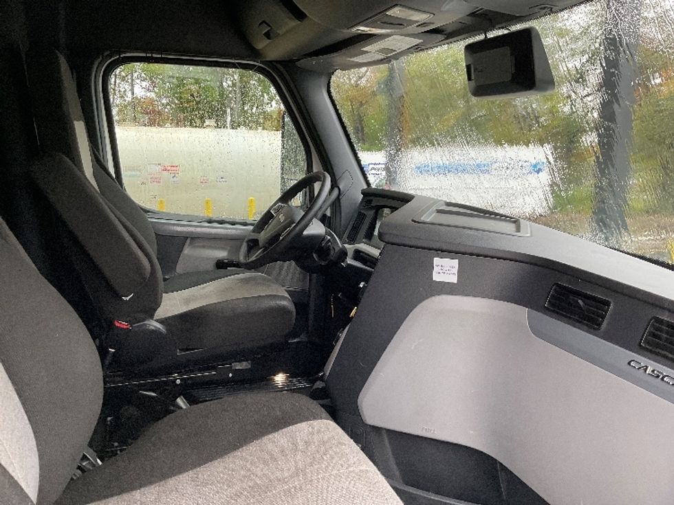 Sleeper Tractor-Heavy Duty Tractors-Freightliner-2021-T12664ST-Chattanooga-TN-514,000\n\t\tmiles-$ 61,000 - Image 15