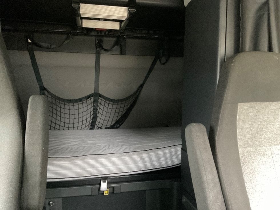 Sleeper Tractor-Heavy Duty Tractors-Freightliner-2021-T12664ST-Chattanooga-TN-514,000\n\t\tmiles-$ 61,000 - Image 16