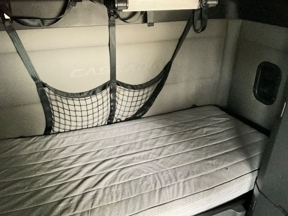 Sleeper Tractor-Heavy Duty Tractors-Freightliner-2021-T12664ST-Chattanooga-TN-514,000\n\t\tmiles-$ 61,000 - Image 17