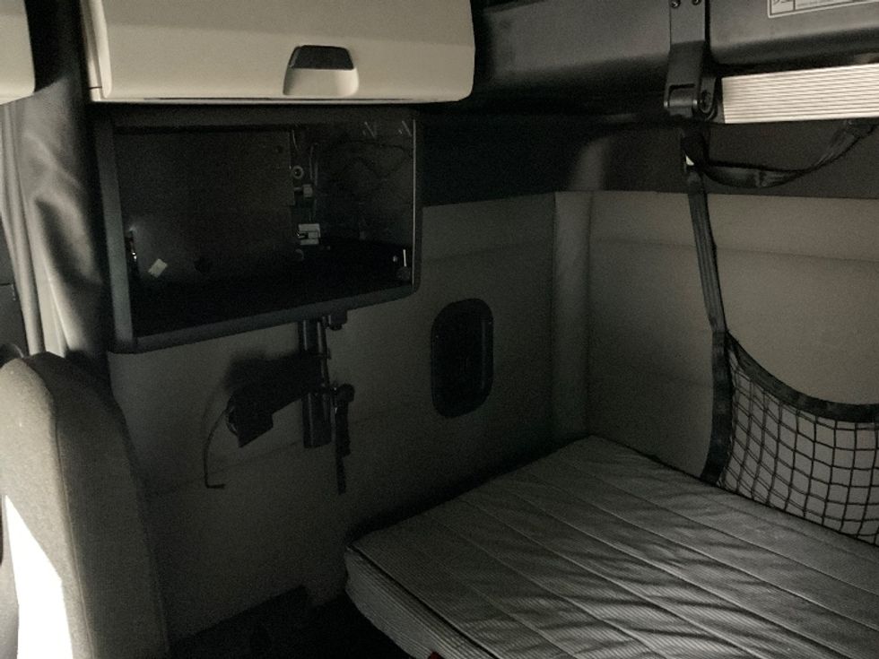 Sleeper Tractor-Heavy Duty Tractors-Freightliner-2021-T12664ST-Chattanooga-TN-514,000\n\t\tmiles-$ 61,000 - Image 19