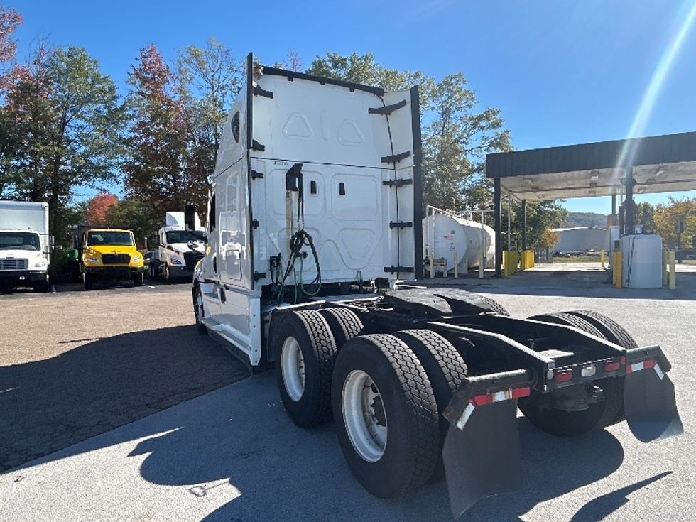 Sleeper Tractor-Heavy Duty Tractors-Freightliner-2021-T12664ST-Chattanooga-TN-514,000\n\t\tmiles-$ 61,000 - Image 5
