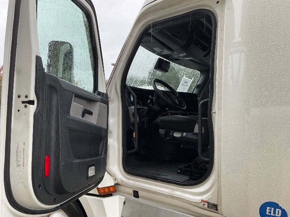 Sleeper Tractor-Heavy Duty Tractors-Freightliner-2021-T12664ST-Chattanooga-TN-514,000\n\t\tmiles-$ 61,000 - Image 9