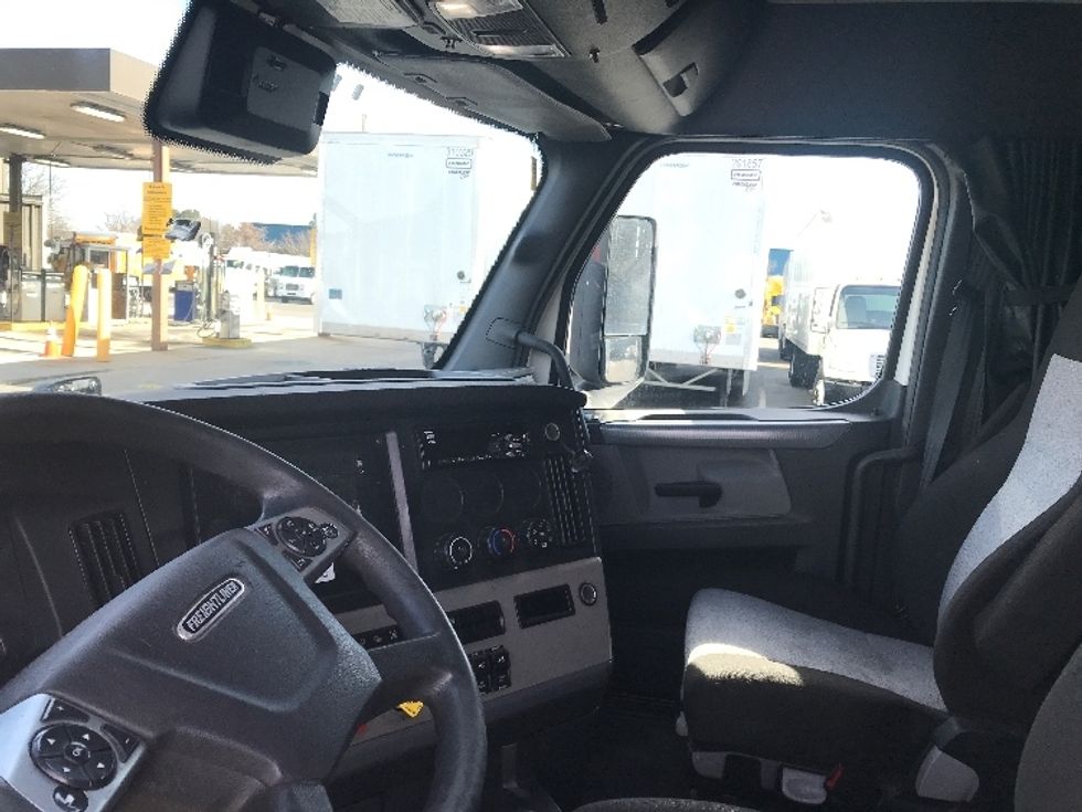 Sleeper Tractor-Heavy Duty Tractors-Freightliner-2021-T12664ST-Chesapeake-VA-640,617\n\t\tmiles-$ 51,750 - Image 10