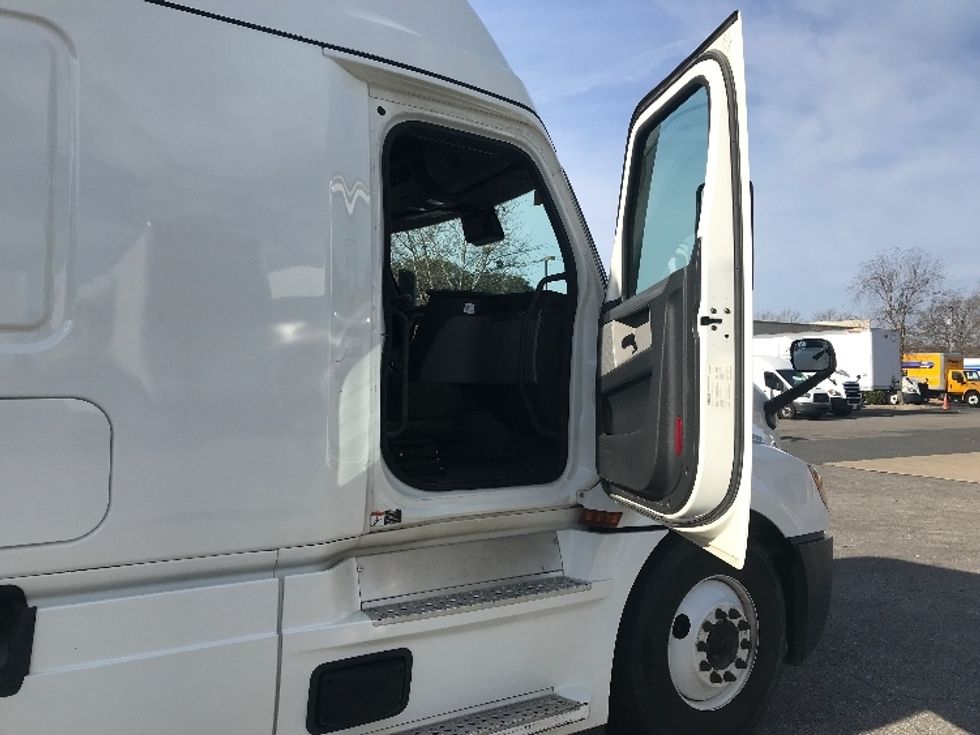 Sleeper Tractor-Heavy Duty Tractors-Freightliner-2021-T12664ST-Chesapeake-VA-640,617\n\t\tmiles-$ 51,750 - Image 13