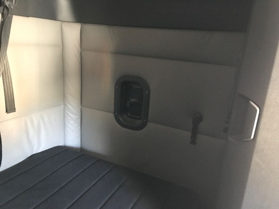 Sleeper Tractor-Heavy Duty Tractors-Freightliner-2021-T12664ST-Chesapeake-VA-640,617\n\t\tmiles-$ 51,750 - Image 18