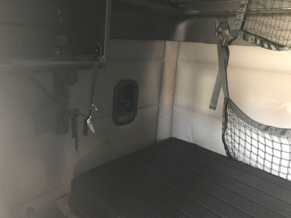 Sleeper Tractor-Heavy Duty Tractors-Freightliner-2021-T12664ST-Chesapeake-VA-640,617\n\t\tmiles-$ 51,750 - Image 19