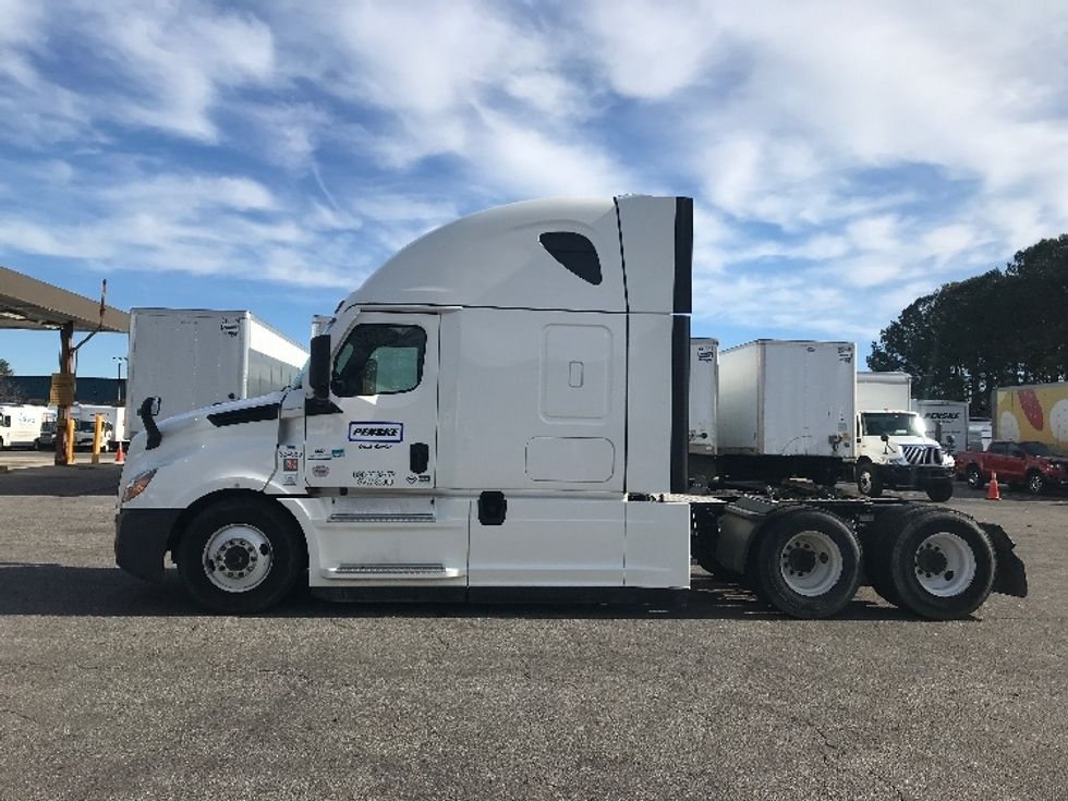 Sleeper Tractor-Heavy Duty Tractors-Freightliner-2021-T12664ST-Chesapeake-VA-640,617\n\t\tmiles-$ 51,750 - Image 4