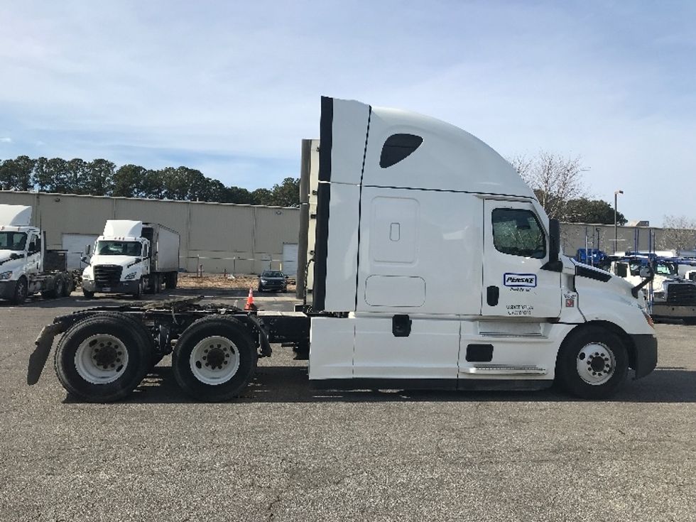 Sleeper Tractor-Heavy Duty Tractors-Freightliner-2021-T12664ST-Chesapeake-VA-640,617\n\t\tmiles-$ 51,750 - Image 8