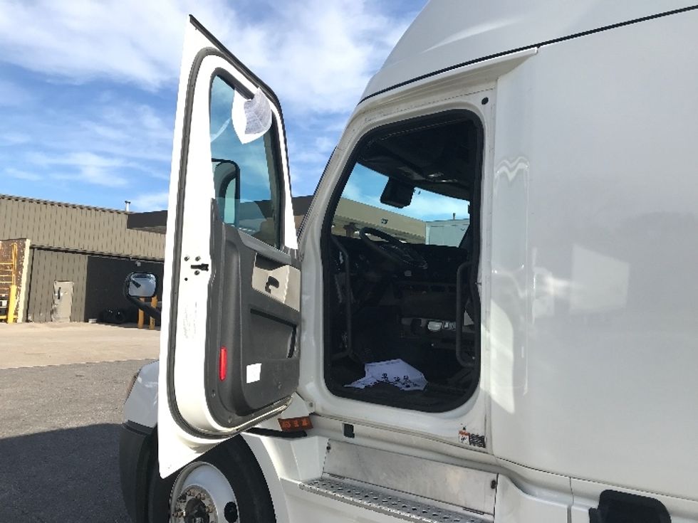 Sleeper Tractor-Heavy Duty Tractors-Freightliner-2021-T12664ST-Chesapeake-VA-640,617\n\t\tmiles-$ 51,750 - Image 9