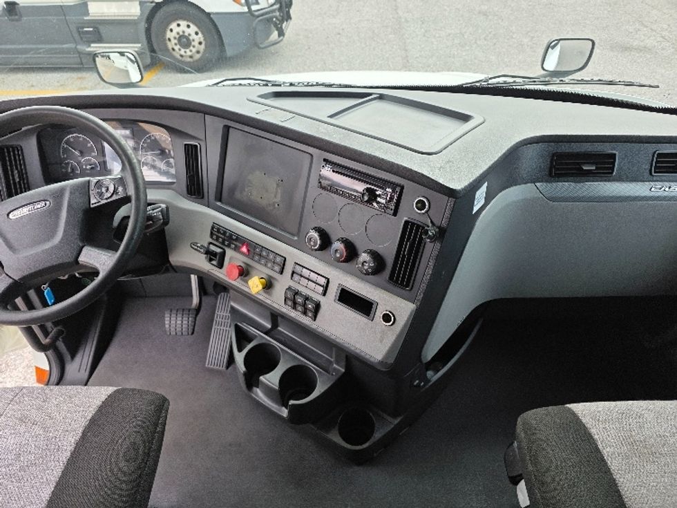 Sleeper Tractor-Heavy Duty Tractors-Freightliner-2021-T12664ST-Chester-VA-401,181\n\t\tmiles-$ 75,500 - Image 12