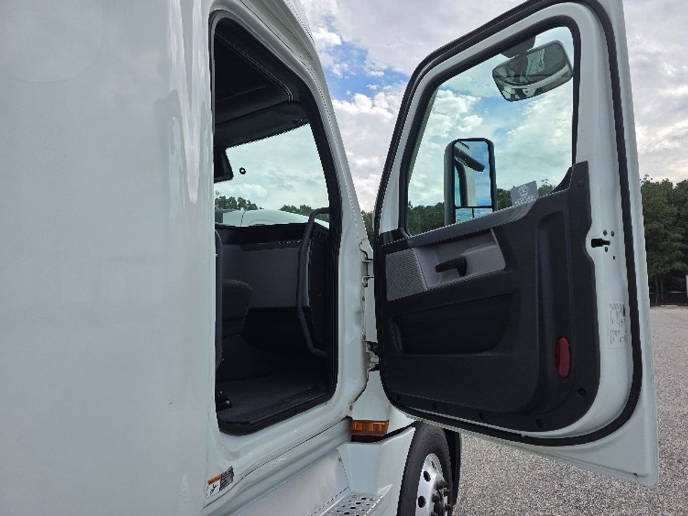 Sleeper Tractor-Heavy Duty Tractors-Freightliner-2021-T12664ST-Chester-VA-401,181\n\t\tmiles-$ 75,500 - Image 13