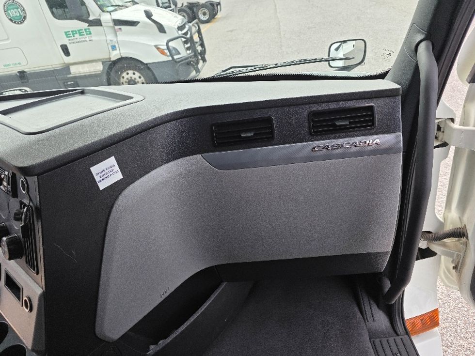 Sleeper Tractor-Heavy Duty Tractors-Freightliner-2021-T12664ST-Chester-VA-401,181\n\t\tmiles-$ 75,500 - Image 14