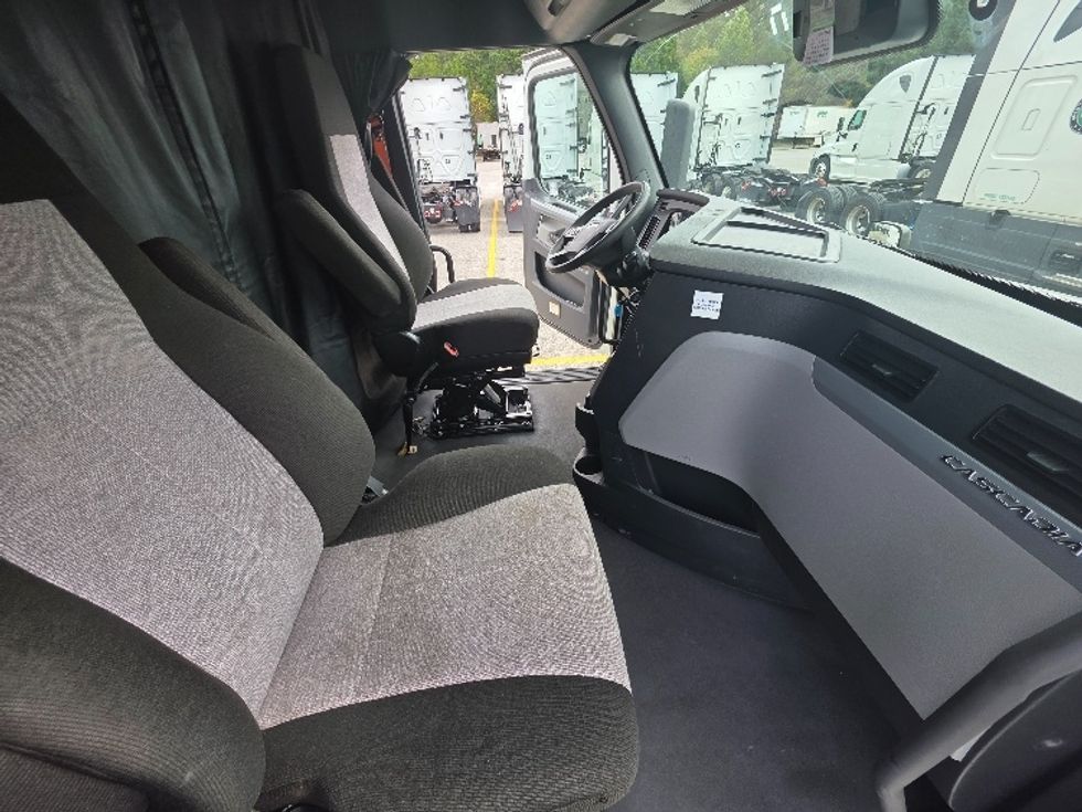 Sleeper Tractor-Heavy Duty Tractors-Freightliner-2021-T12664ST-Chester-VA-401,181\n\t\tmiles-$ 75,500 - Image 15