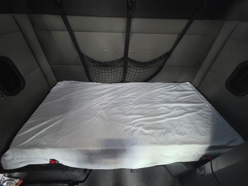 Sleeper Tractor-Heavy Duty Tractors-Freightliner-2021-T12664ST-Chester-VA-401,181\n\t\tmiles-$ 75,500 - Image 17